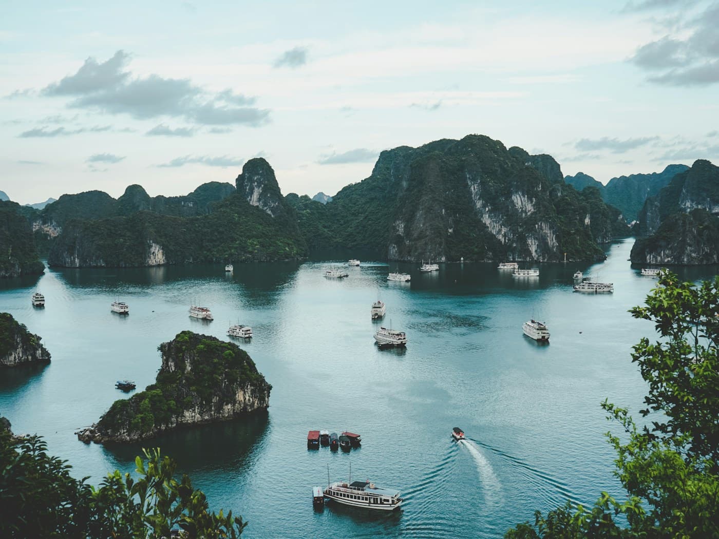 Đảo đá vôi trên mặt nước